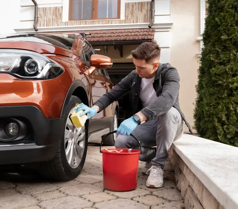 Lavage auto à domicile Puits-et-Nuisement : professionnel intervenant sur un véhicule